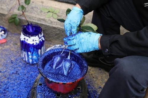 泰国mv男主角为女主角买车浑身涂银粉车扮演木头人.