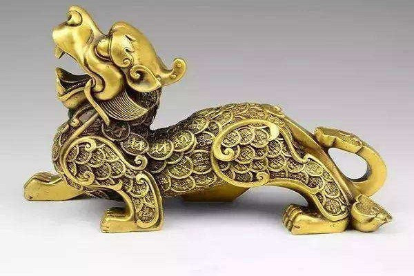 毛色灰白,会飞解释中国古书记载和民间神话传说的一种凶猛的瑞兽中国