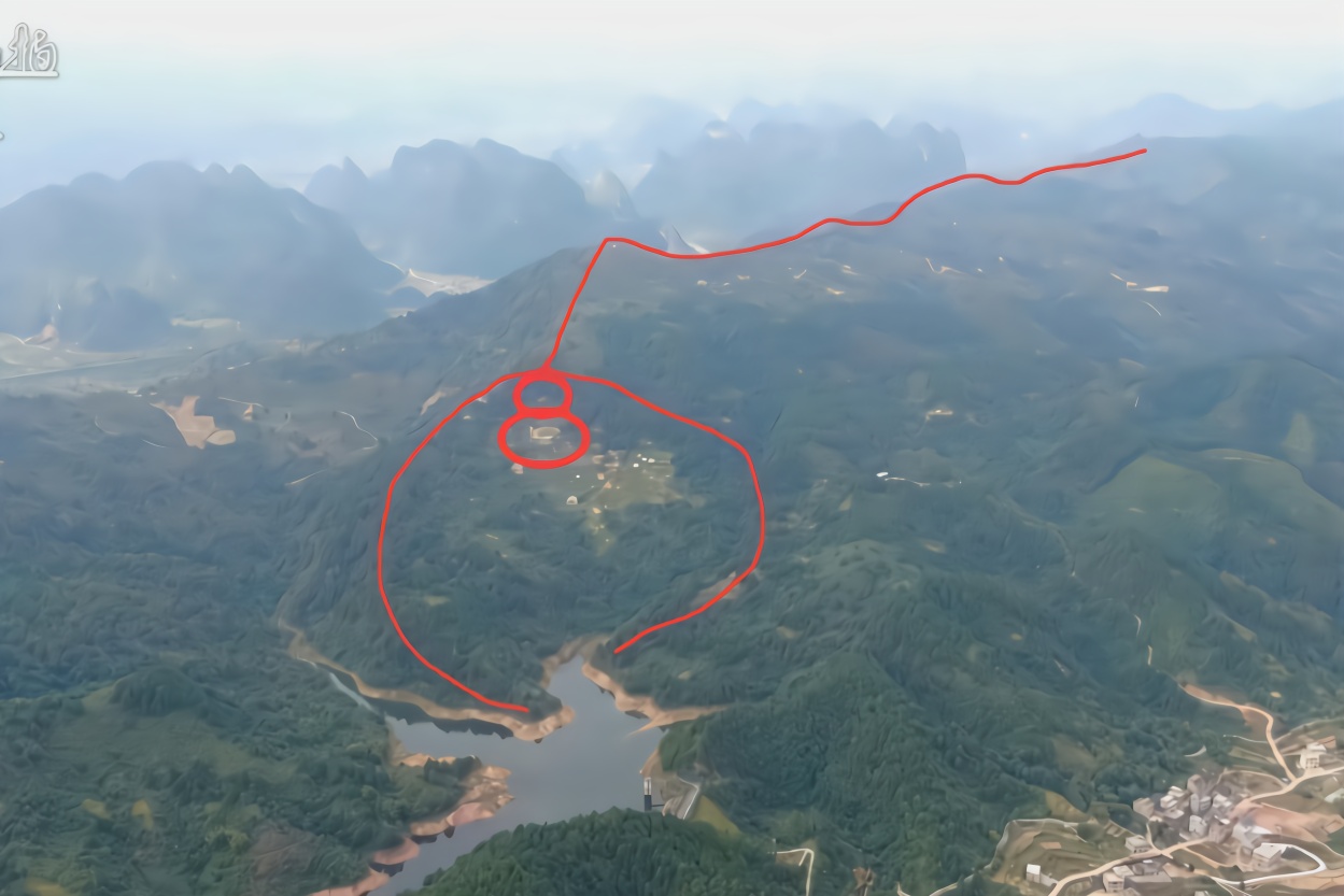 风水宝地上的墓地,一座气派非常一座历史悠久,谁的位置更好呢?