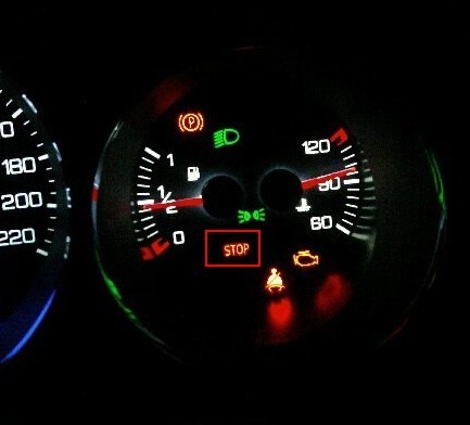 水温报警灯亮,stop随着也就亮了,提醒你发动机出了故障