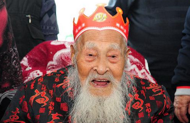 老人身份证105岁办130岁生日宴 宾客称登记有误是什么情况?