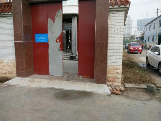 请问风水专家,我家大门口右边,有一口污水井管