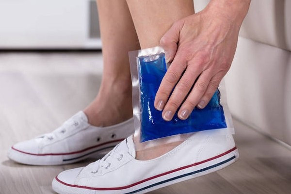 崴脚后到底是冰敷好还是热敷好?敷多久?