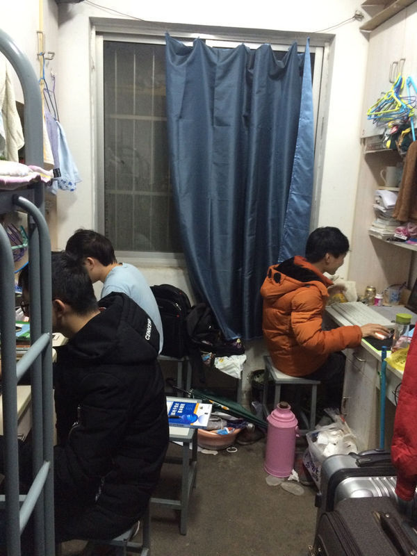 我们宿舍共四个人,如图,有两个移动网线接口,两