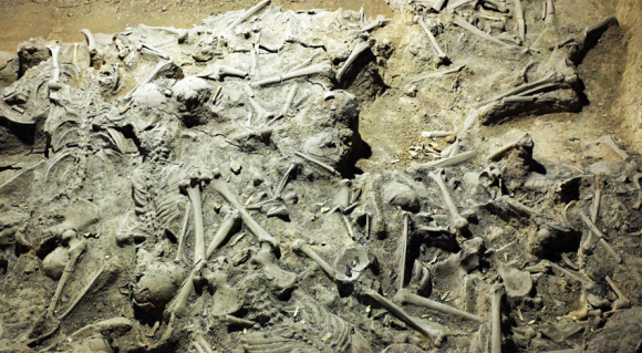 山西高平发现疑似长平之战骨坑,是如何发现尸骨层的?