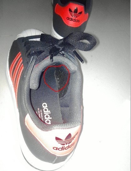 阿迪达斯adidas d65608 鞋子内侧有鼓包凸起,很硬,搁脚走路疼没法穿