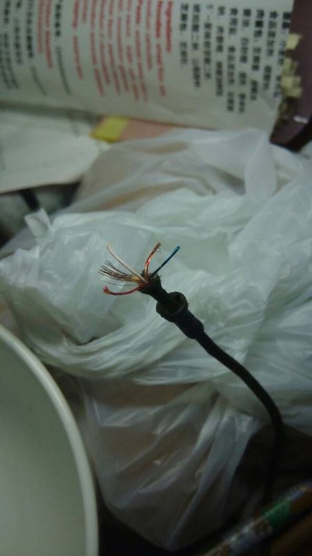 小米活塞耳机插头接线图.耳机有点接触不良被我拆了,在有四个焊点.