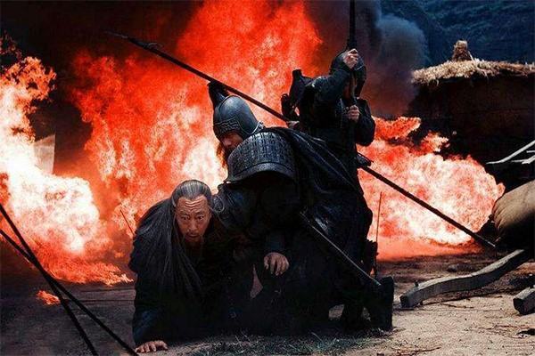 在上方谷之战中诸葛亮把司马懿一行人逼到了山上,诸葛亮采用最直接的