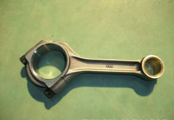 1,由三部分构成,与活塞销连接的部分称连杆小头;与曲轴连接的部分称