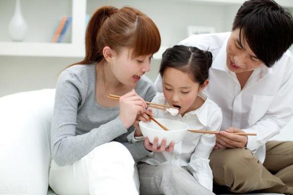 追着喂饭有什么坏处?孩子不爱吃饭应该如何应对?
