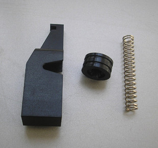 750写真机皮带卡和弹簧和那个小轮怎么安装到写真机上去?