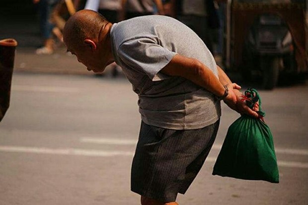 想长寿,养好背,哪几个方法矫正老年驼背,快学起来?