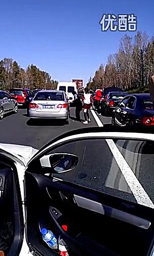[拍客]十一 京哈高速堵车惊现跳舞妹