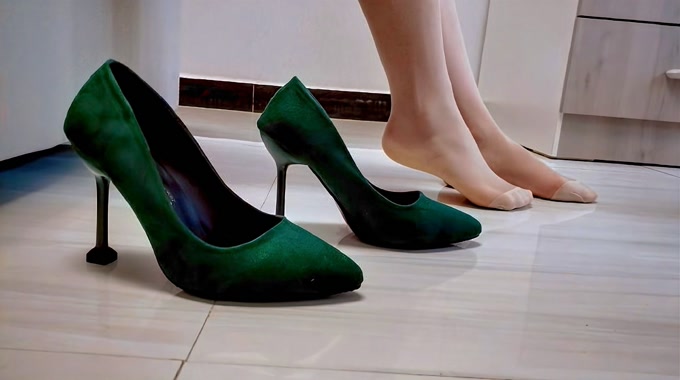 10cm经典墨绿色 高跟鞋,尽显女性优雅气质,试穿画面太美怎能不爱