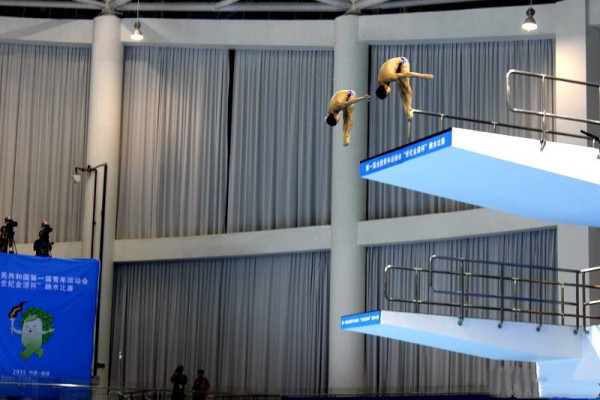 请问朋友们,十米跳台水池的标准深度是多少?