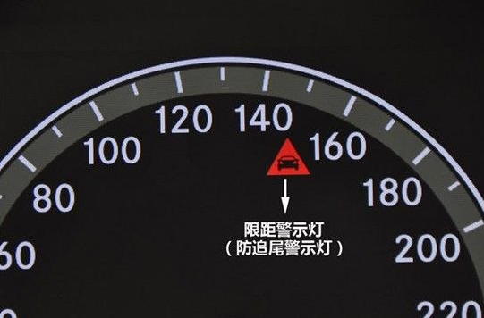 奔馳車儀表盤紅色三角形標誌裡頭有個車:那個是限距警示燈,提示您請與