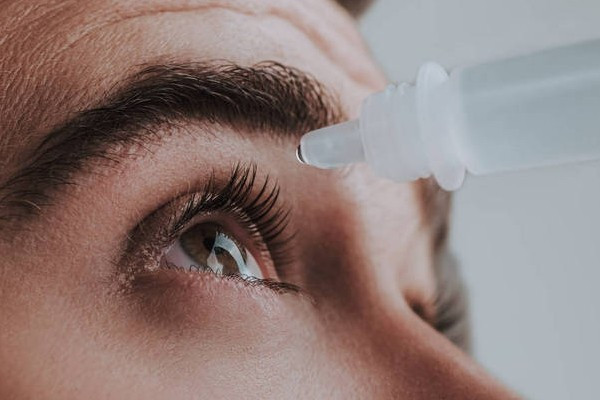 用电焊焊接时闪伤了眼睛,如何快速治疗?