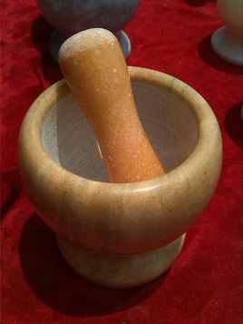 臼与杵.舂粮食或他物的容器和捣棒.