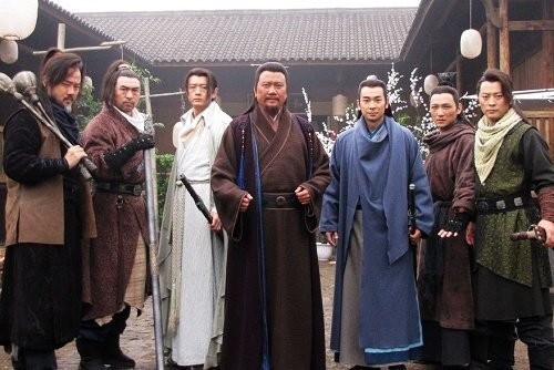 剧中故事引人入胜,情节悬念扣人心弦,五鼠侠士忠肝义胆,正反人物鲜活