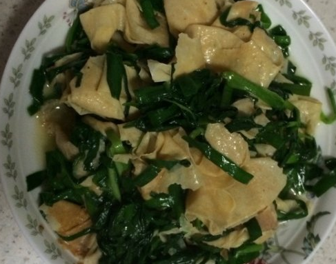 锅巴炒韭菜怎么炒,先放锅巴还是先放韭菜啊