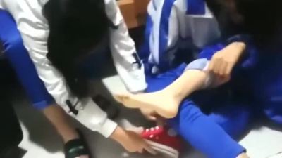 五个女生欺负一个, 挠脚心这样的操作,这样的闺蜜不要也罢!