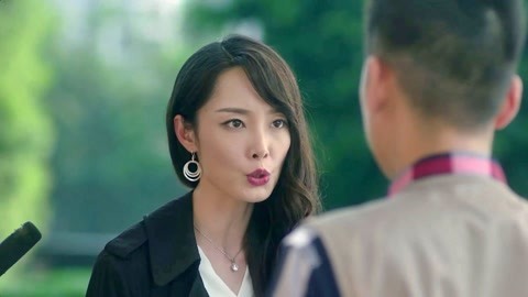 特勤精英:卫然丢下自己的新书发布会,赶到火场去采访,太敬业了