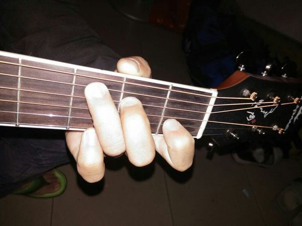 刚学吉他,但是第一步就不行,手指按c和弦,无名