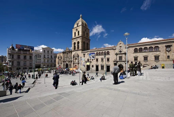 玻利维亚大学护栏崩落致7名学生坠楼身亡,校方是否需要承担一定的责任