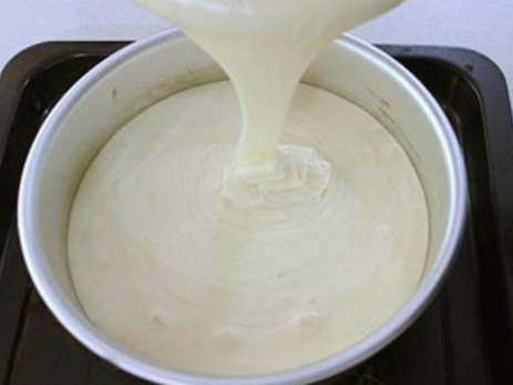 11,搅拌均匀的蛋糕糊倒进8寸模具中,然后离台面二十公分振动几下